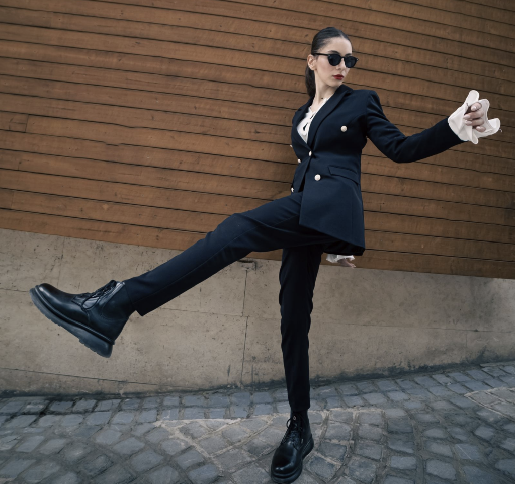 girl wearing black clothing