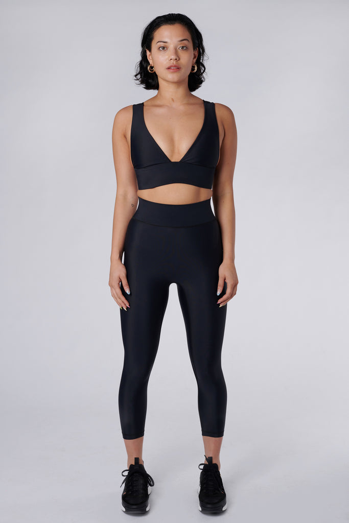 High-waisted black leggings with a compressive waistband for a slimming, luxurious fit. Perfect for high-intensity activities, front view
