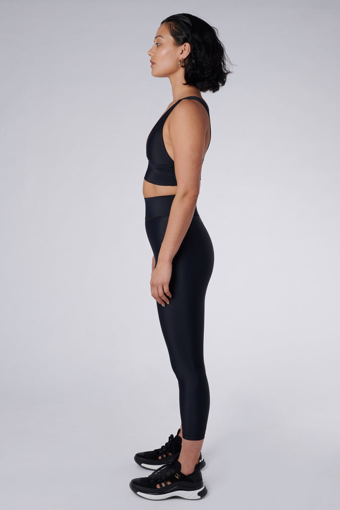 High-waisted black leggings with a compressive waistband for a slimming, luxurious fit. Perfect for high-intensity activities, side view